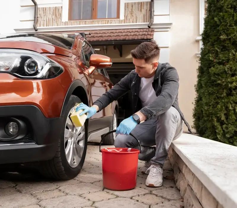Lavage auto à domicile Saint-Vincent-des-Landes : professionnel intervenant sur un véhicule